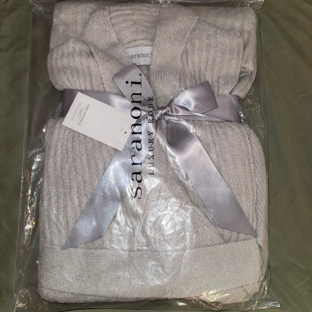 BNIB Saranoni Ribbed Featherlite Robe in Moonbeam Size L
